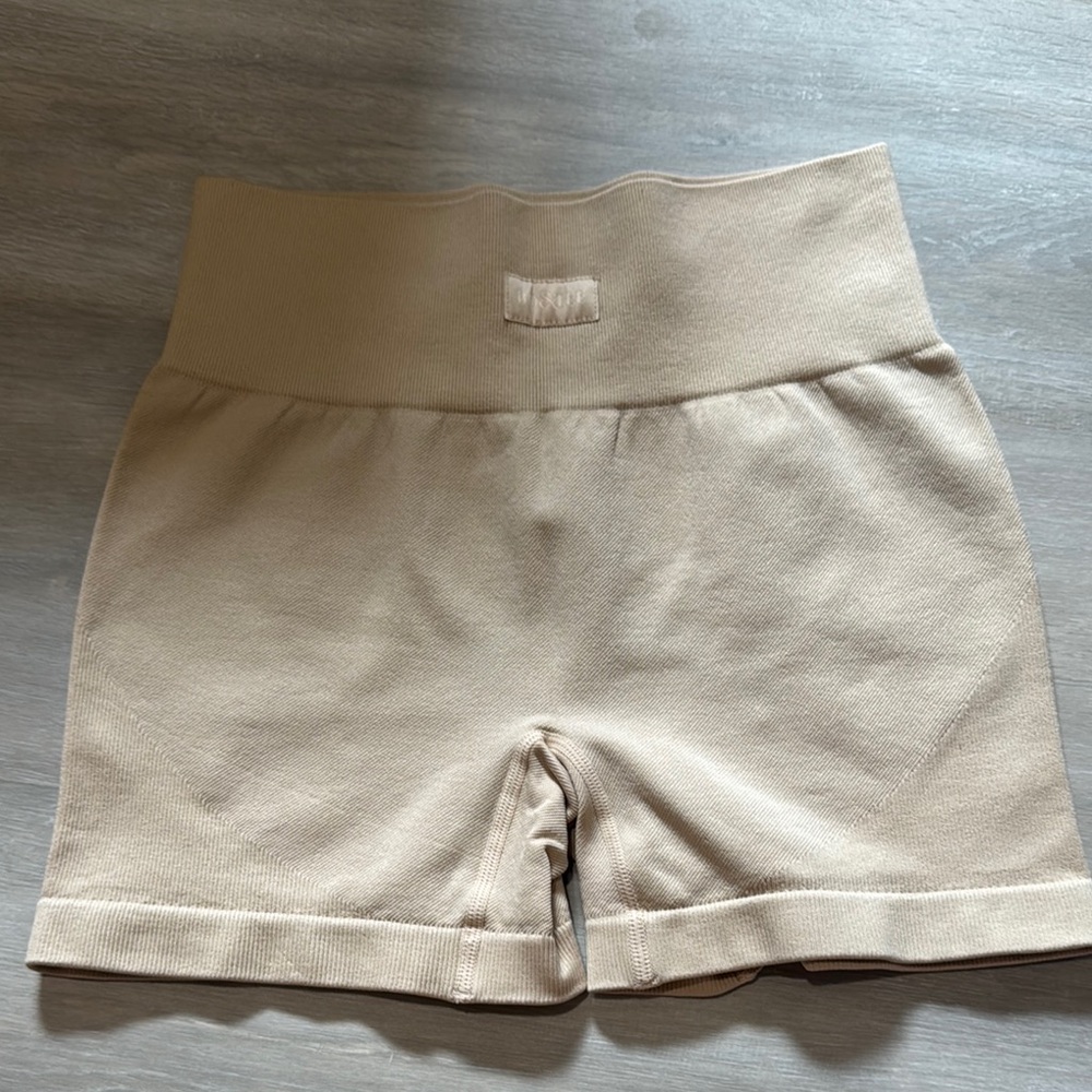 Bo & Tee shorts size small